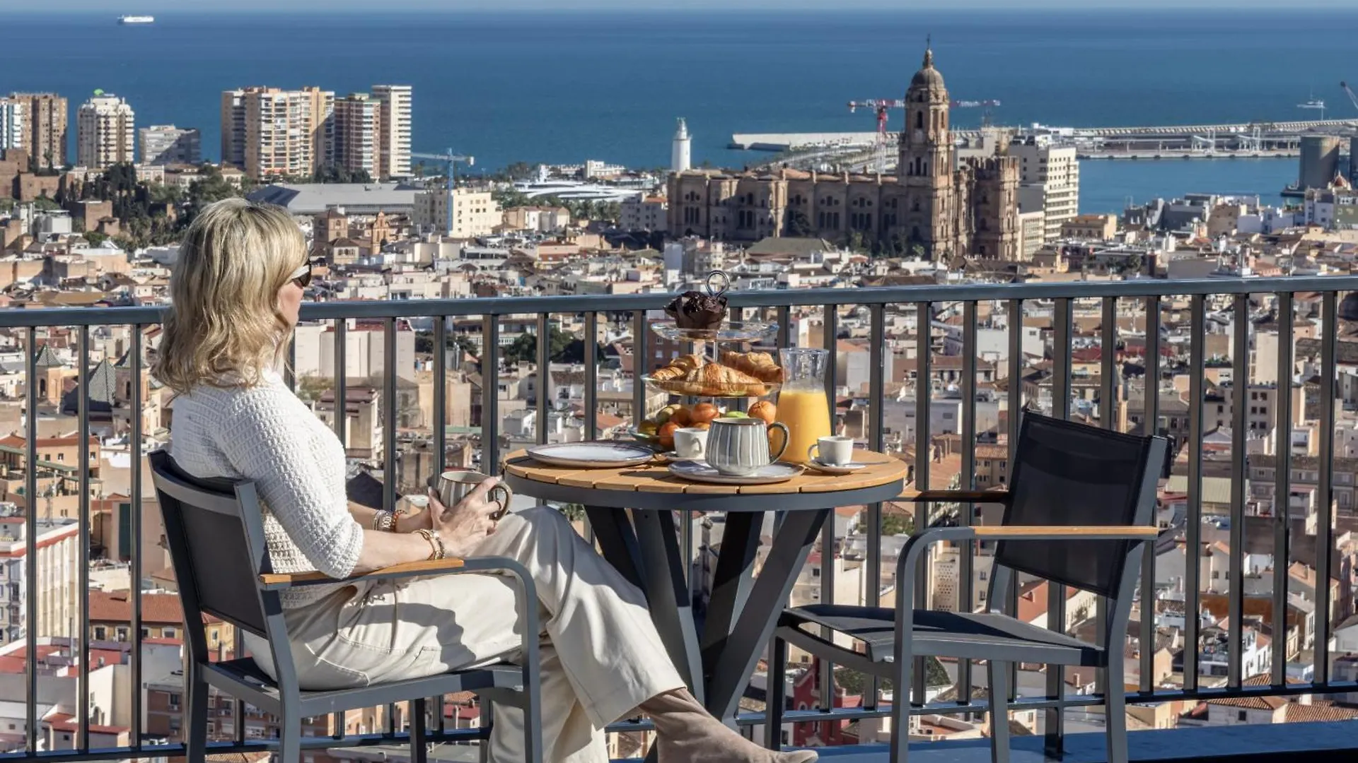 Malaga Skyline 1 Pool & Parking Free Apartment